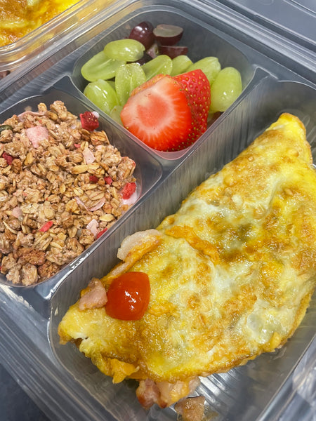 Omelette, muesli and fruit lunchbox
